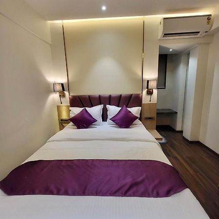 Vishal Hall Hotel Mumbai Bagian luar foto