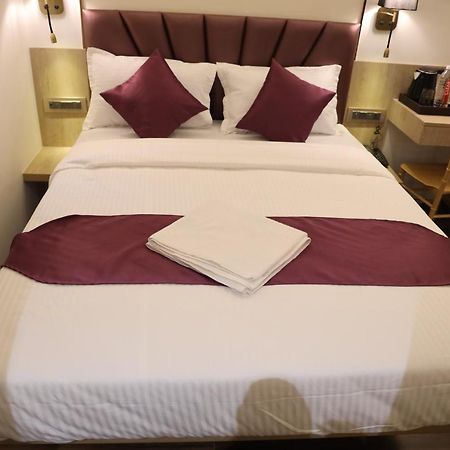 Vishal Hall Hotel Mumbai Bagian luar foto