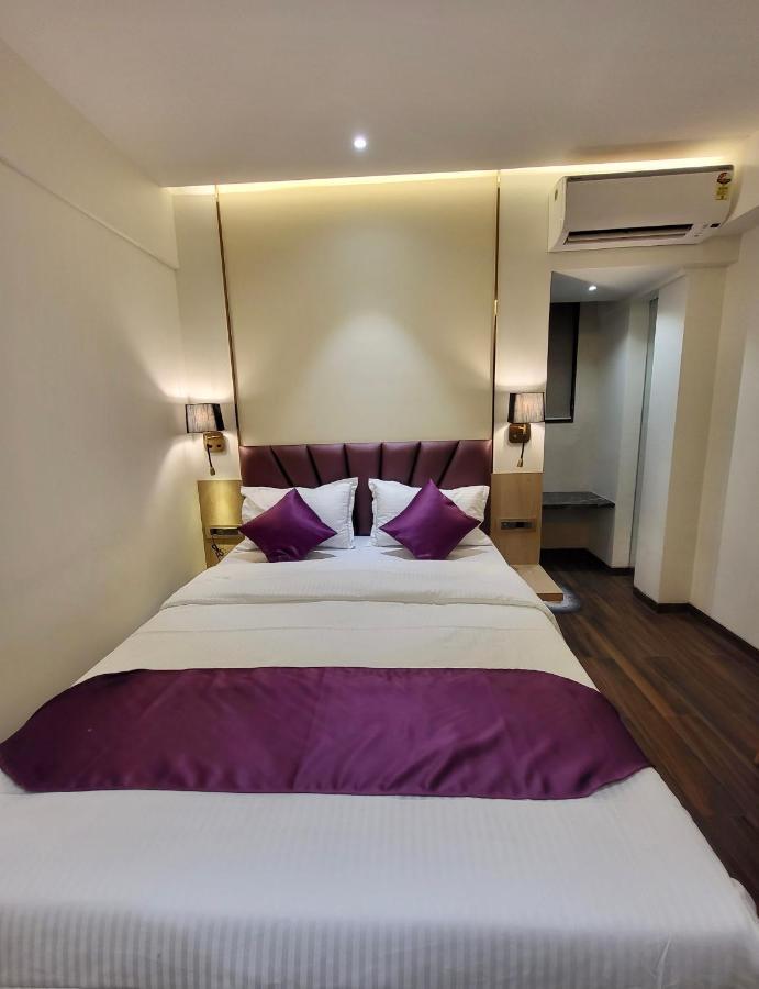 Vishal Hall Hotel Mumbai Bagian luar foto