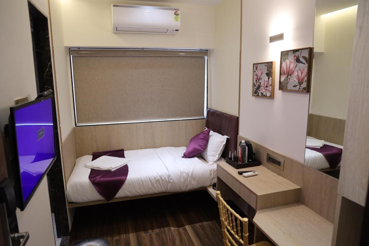 Vishal Hall Hotel Mumbai Bagian luar foto