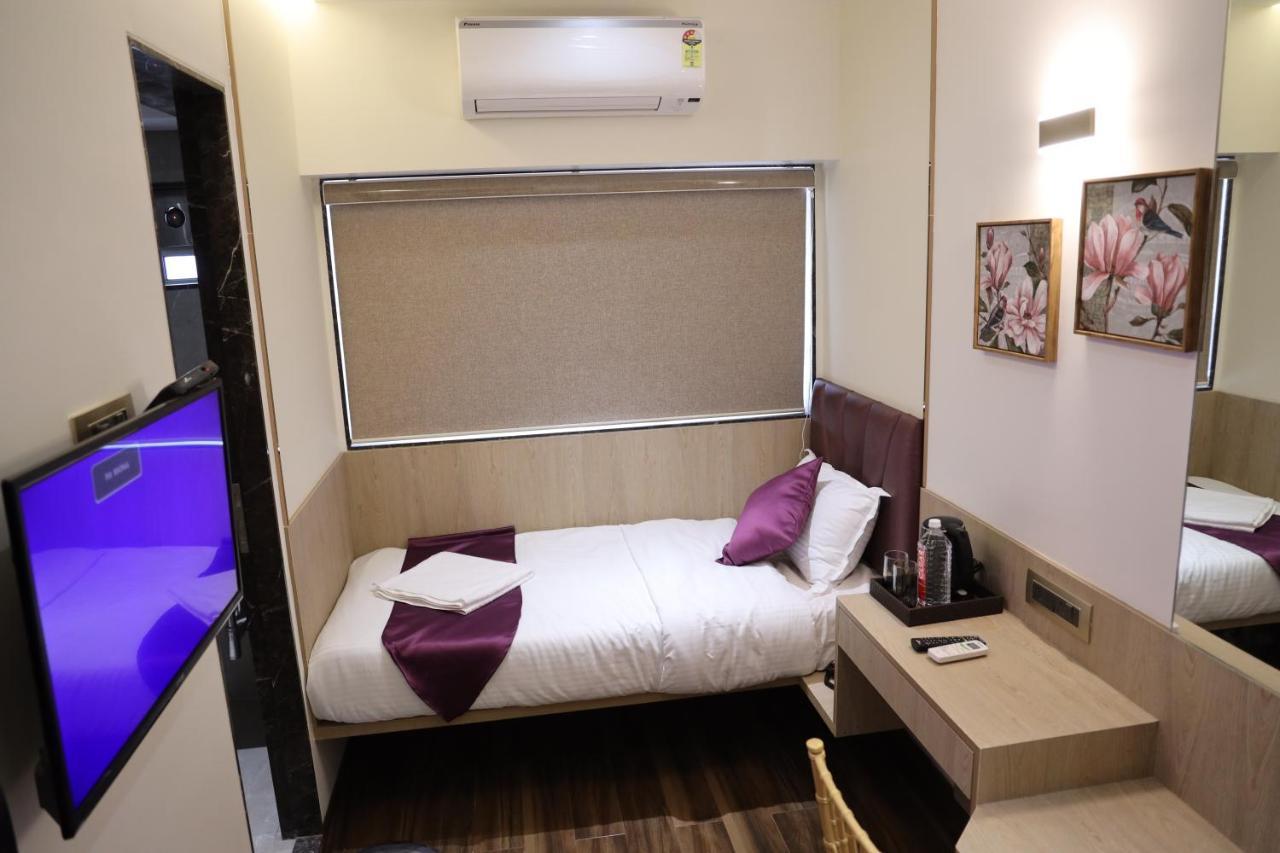 Vishal Hall Hotel Mumbai Bagian luar foto