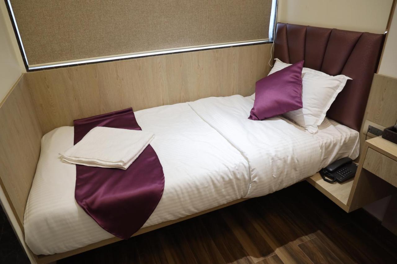 Vishal Hall Hotel Mumbai Bagian luar foto
