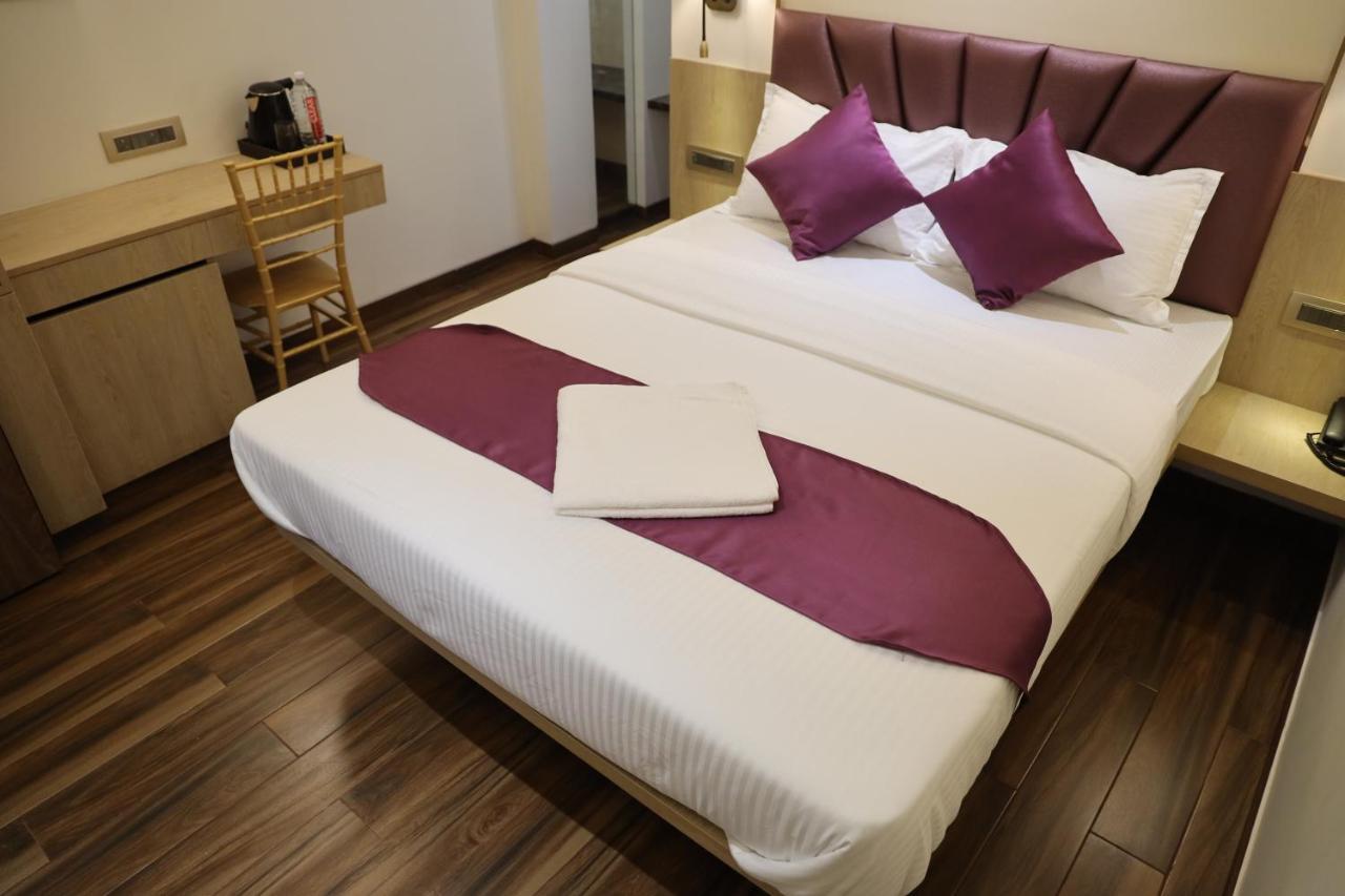 Vishal Hall Hotel Mumbai Bagian luar foto