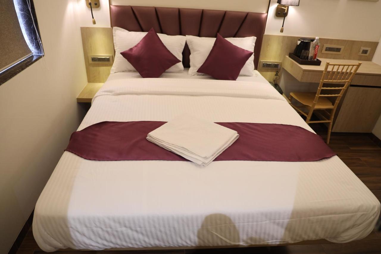 Vishal Hall Hotel Mumbai Bagian luar foto