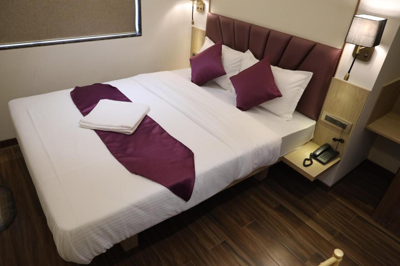 Vishal Hall Hotel Mumbai Bagian luar foto