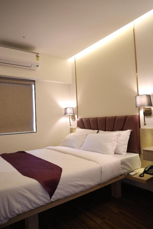 Vishal Hall Hotel Mumbai Bagian luar foto