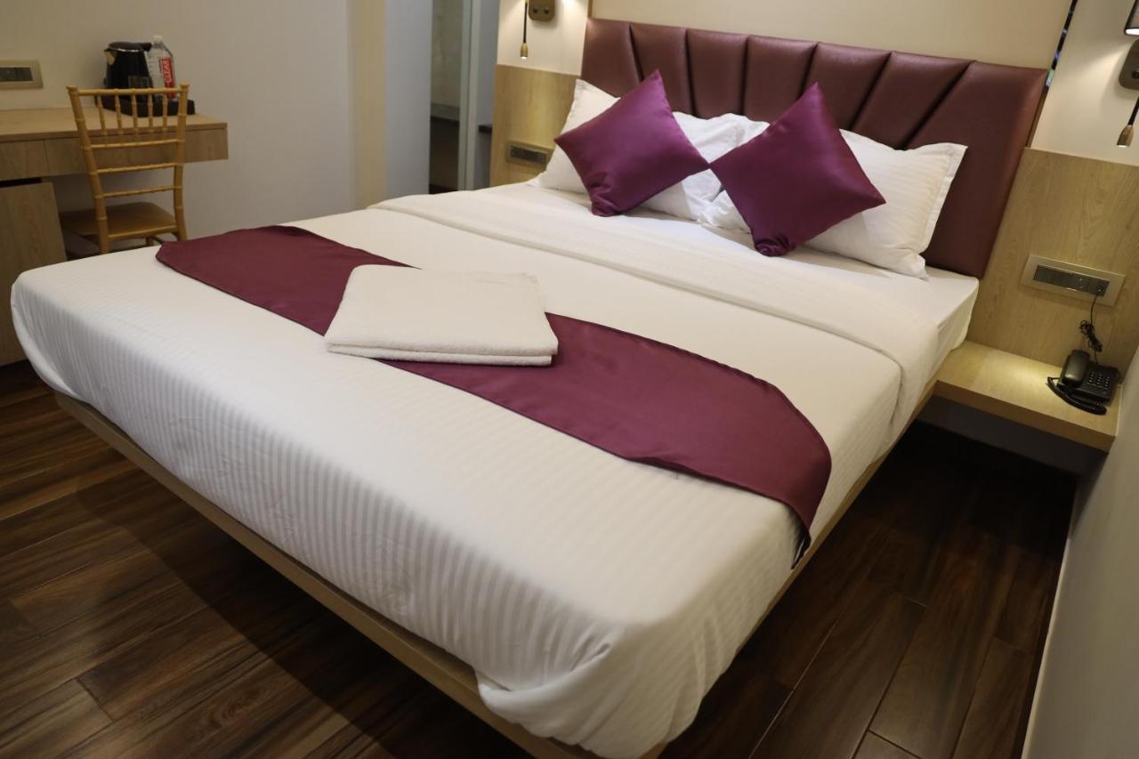 Vishal Hall Hotel Mumbai Bagian luar foto