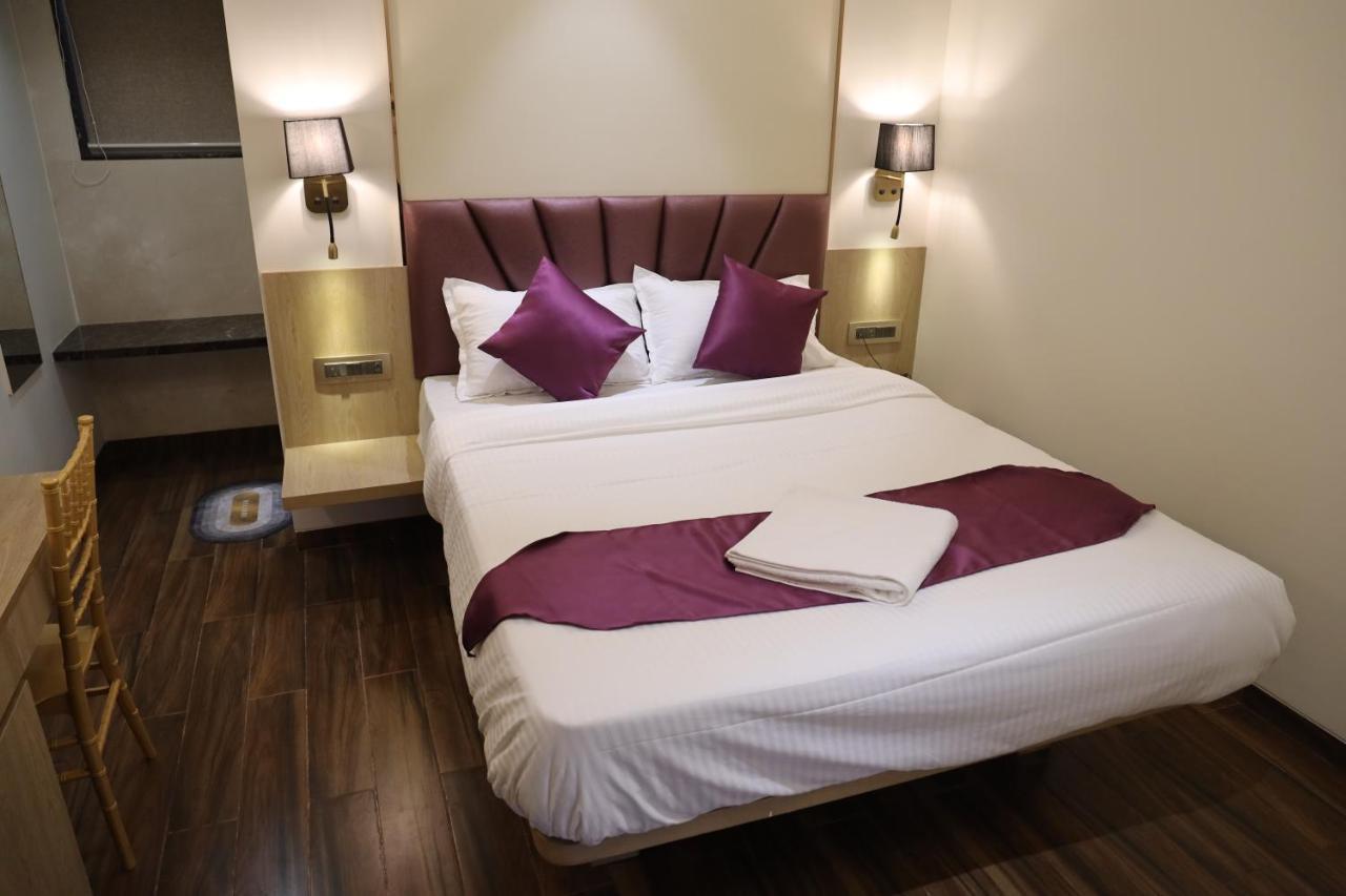 Vishal Hall Hotel Mumbai Bagian luar foto