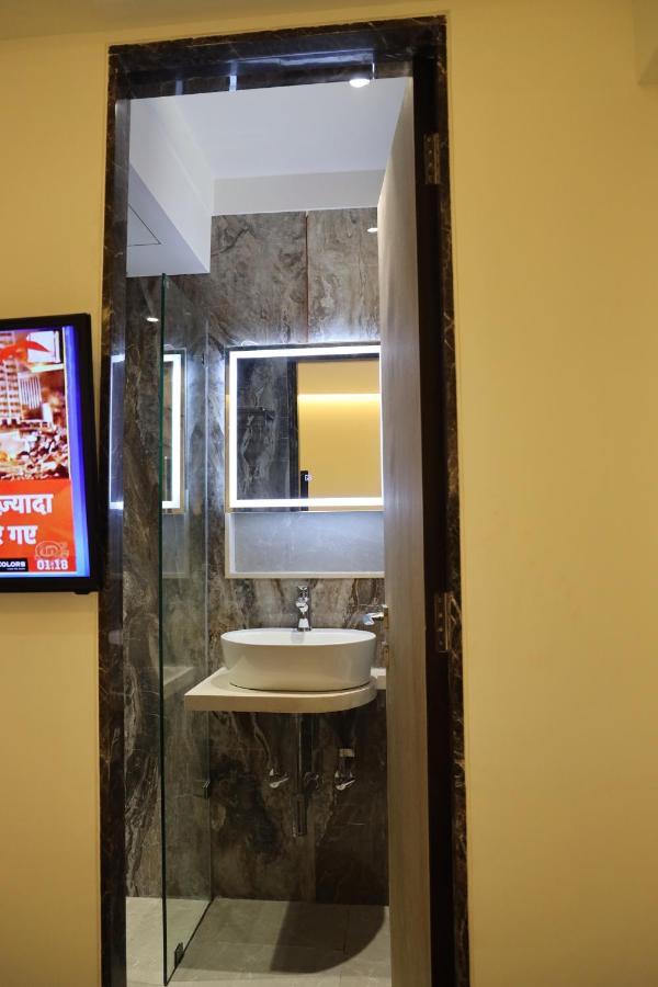 Vishal Hall Hotel Mumbai Bagian luar foto