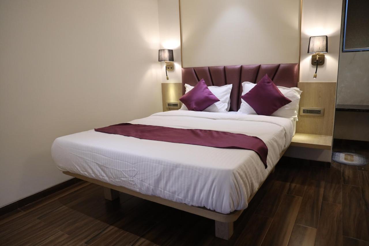 Vishal Hall Hotel Mumbai Bagian luar foto