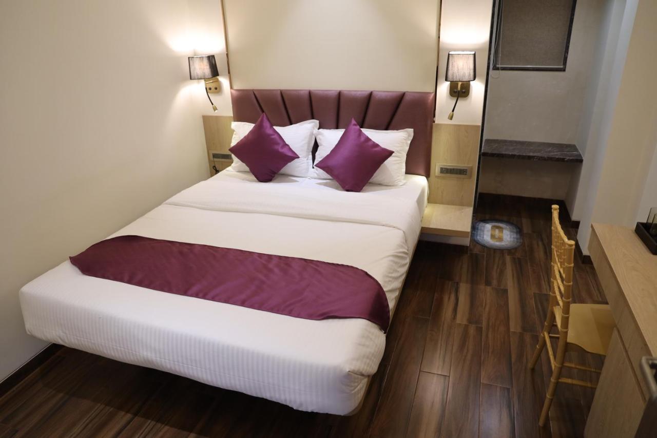 Vishal Hall Hotel Mumbai Bagian luar foto