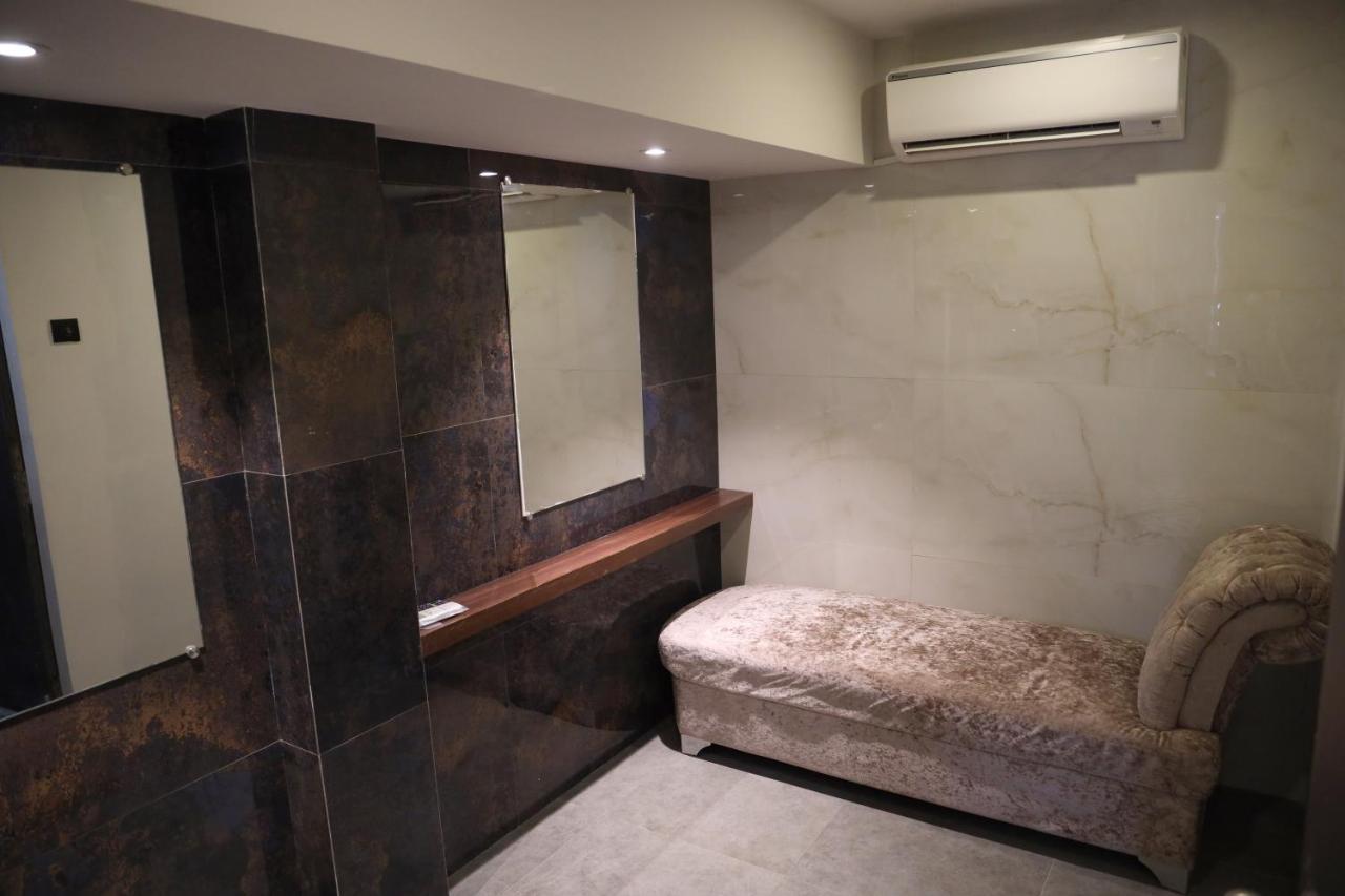 Vishal Hall Hotel Mumbai Bagian luar foto