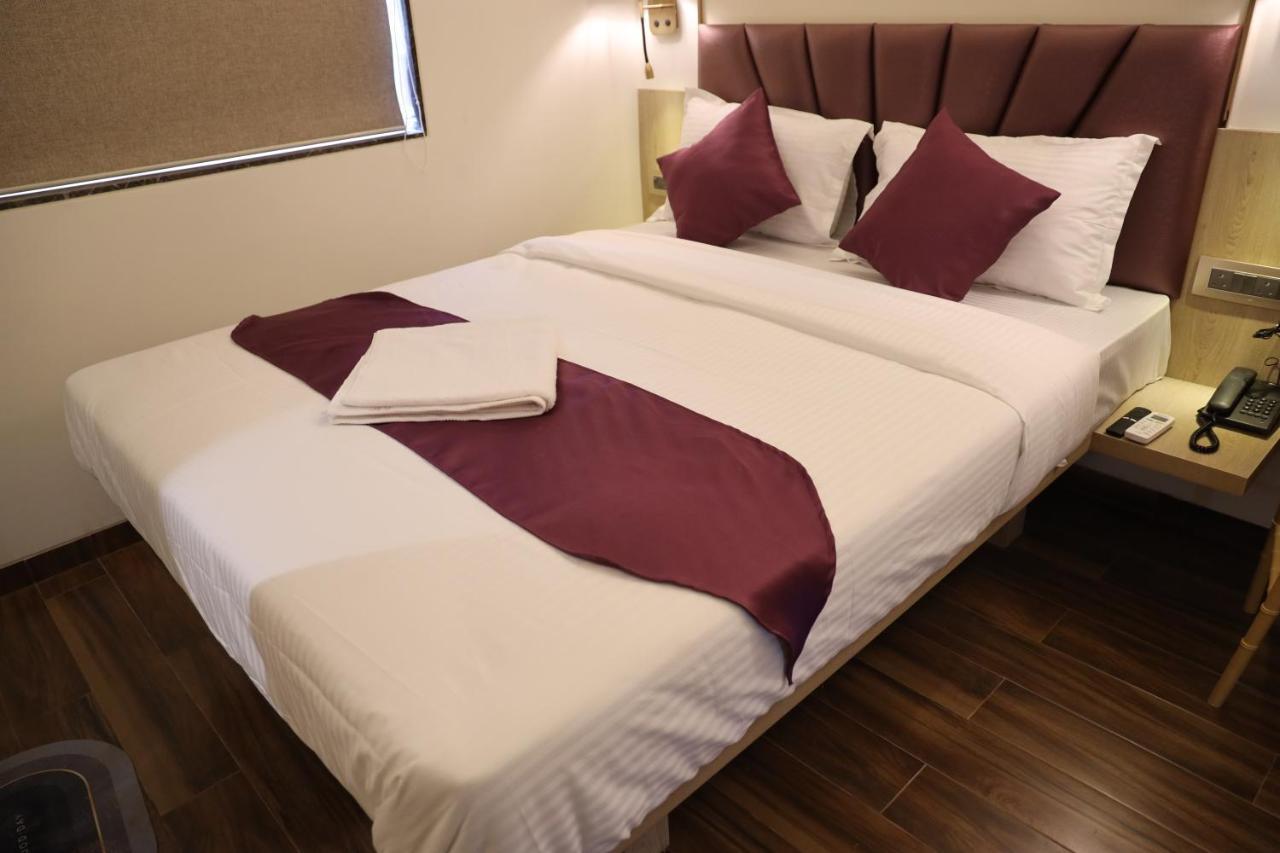 Vishal Hall Hotel Mumbai Bagian luar foto
