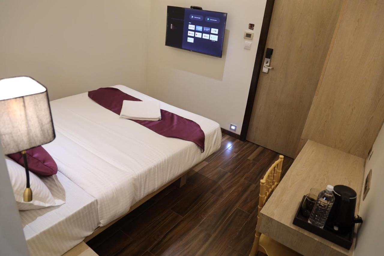 Vishal Hall Hotel Mumbai Bagian luar foto