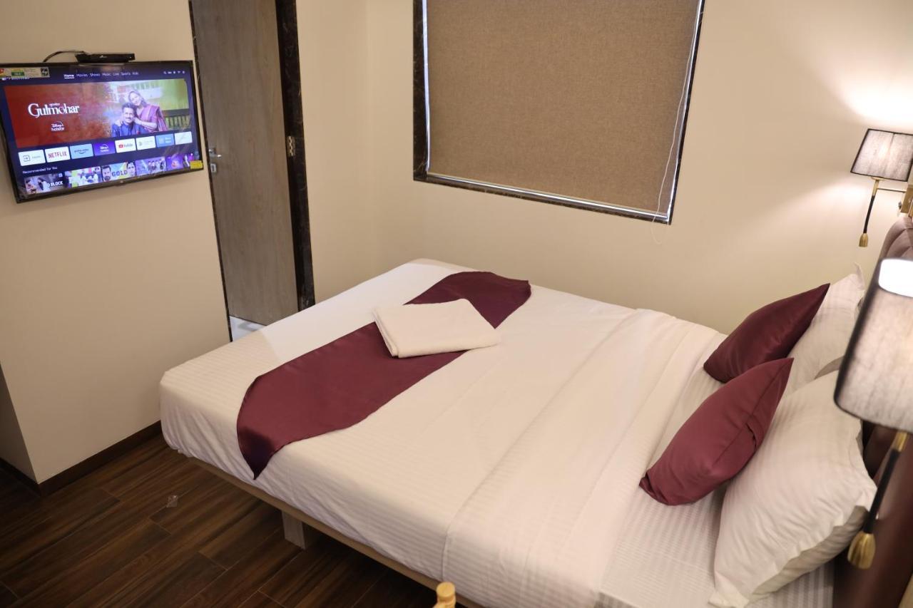 Vishal Hall Hotel Mumbai Bagian luar foto