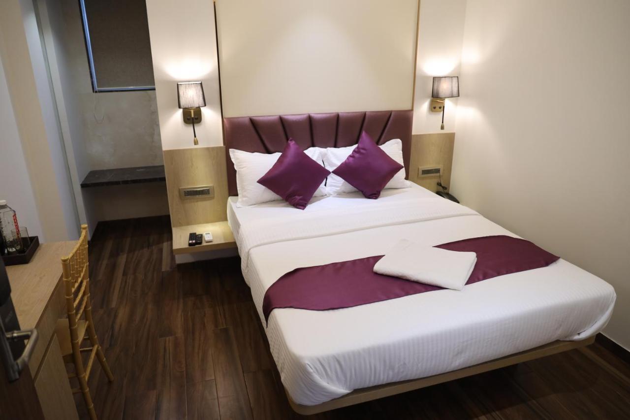 Vishal Hall Hotel Mumbai Bagian luar foto