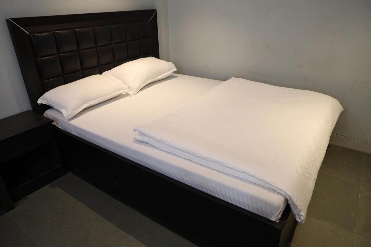 Vishal Hall Hotel Mumbai Bagian luar foto