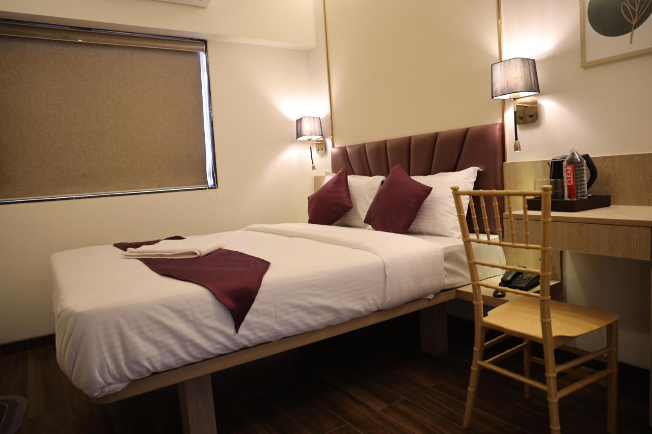 Vishal Hall Hotel Mumbai Bagian luar foto