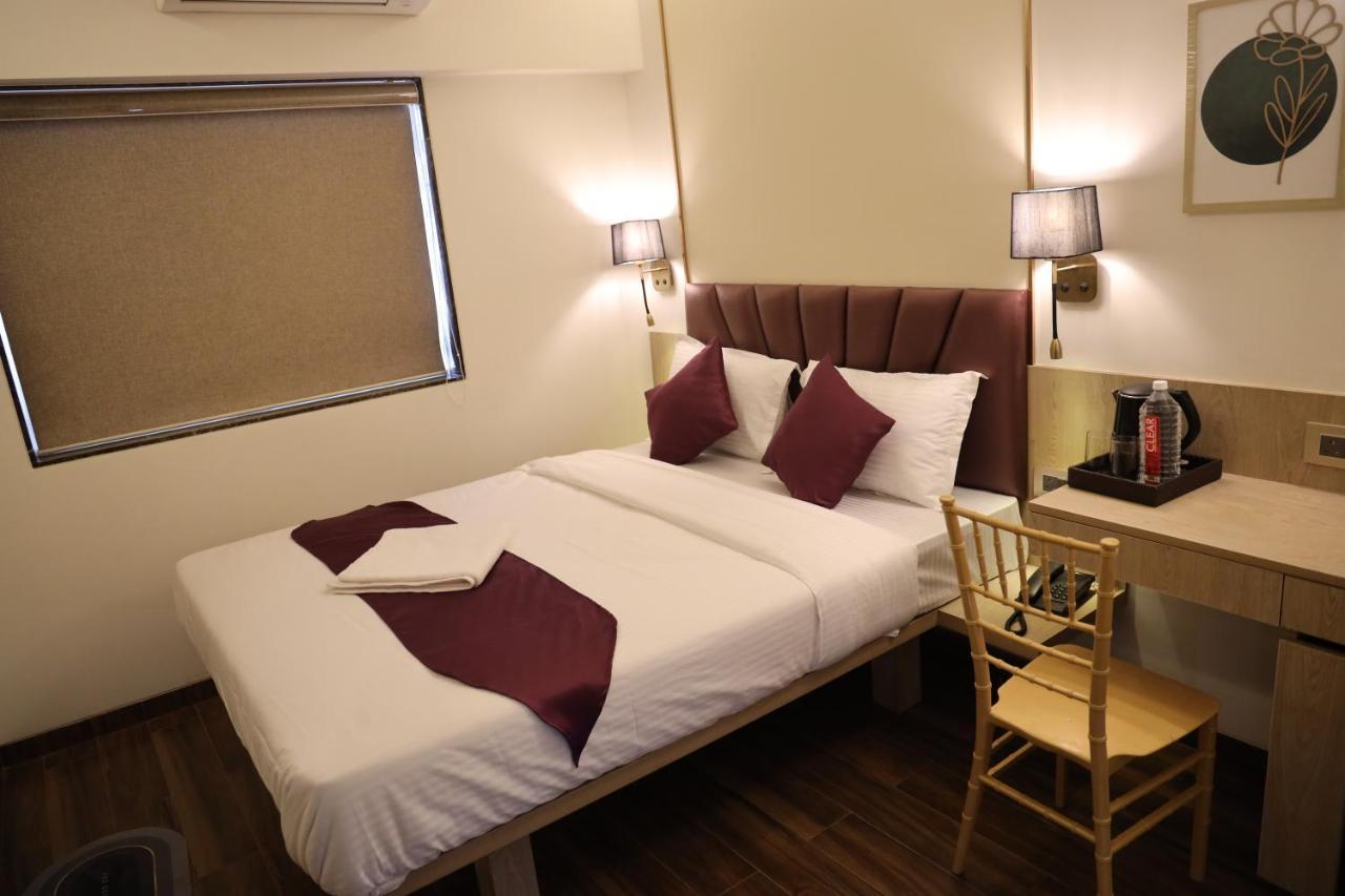 Vishal Hall Hotel Mumbai Bagian luar foto