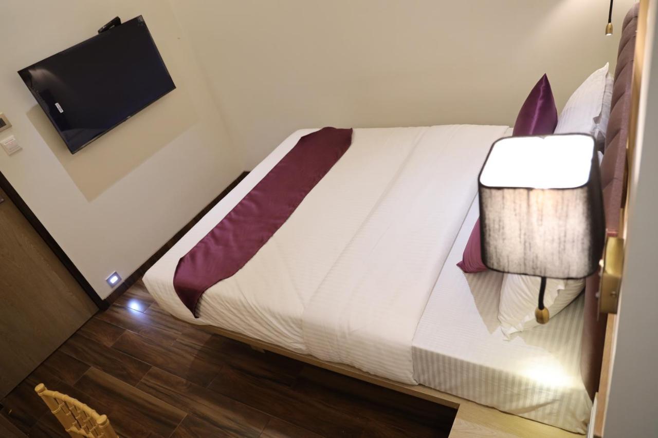 Vishal Hall Hotel Mumbai Bagian luar foto