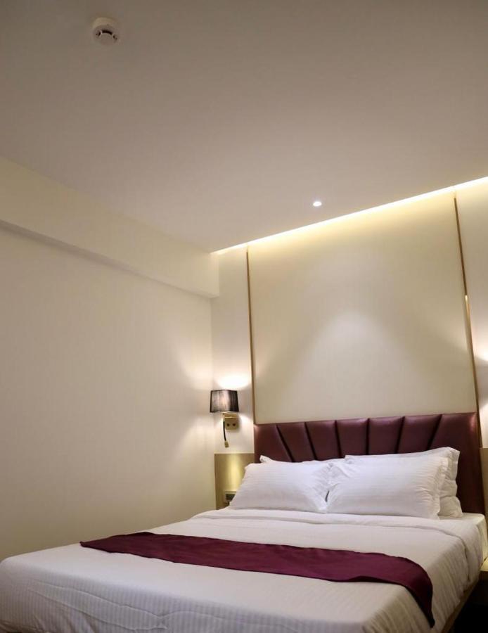 Vishal Hall Hotel Mumbai Bagian luar foto
